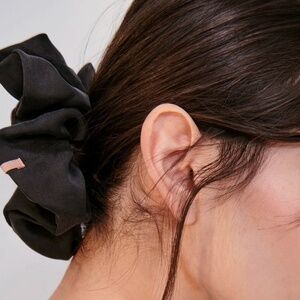 LUNYA NWOT Washable Silk Classic Scrunchie in Immersed Black One Size